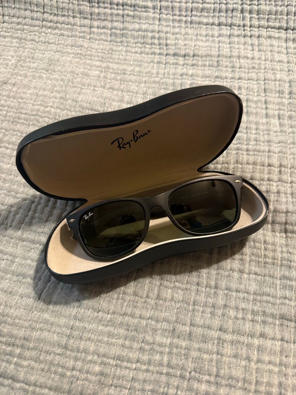 Ray-Ban Wayfarer Black Sunglasses with Case